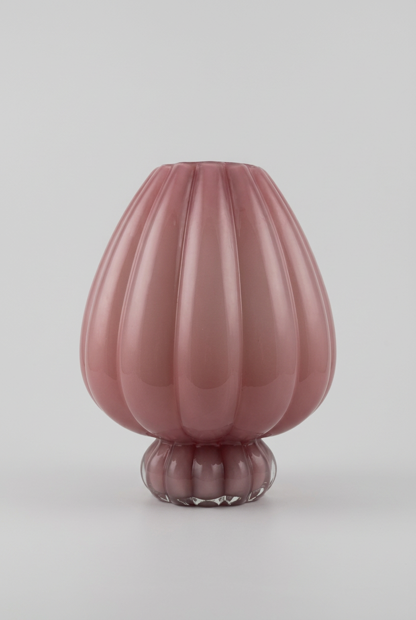 Grand vase sculpturale reflète magnifiquement la lumière.