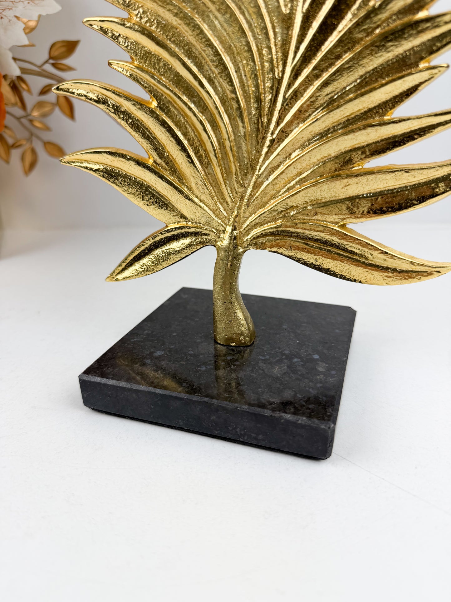Plume décorative élégante aux finitions dorée brillante en métal