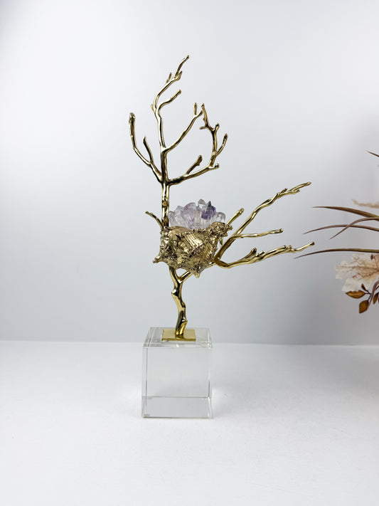 Sculpture de luxe de forme coquillage alliant l'élégance intemporelle du laiton doré aux reflets captivants des cristaux naturels.