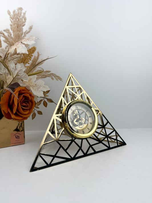 Horloge triangulaire au design géométrique épuré en métal doré