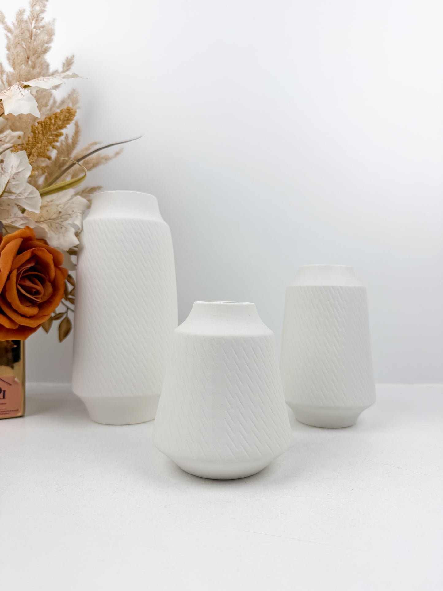 Ensemble de trois vases blancs élégants aux finitions mates qui apportent une touche de sophistication à votre intérieur