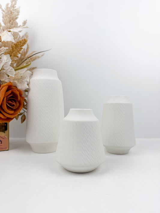 Ensemble de trois vases blancs élégants aux finitions mates qui apportent une touche de sophistication à votre intérieur