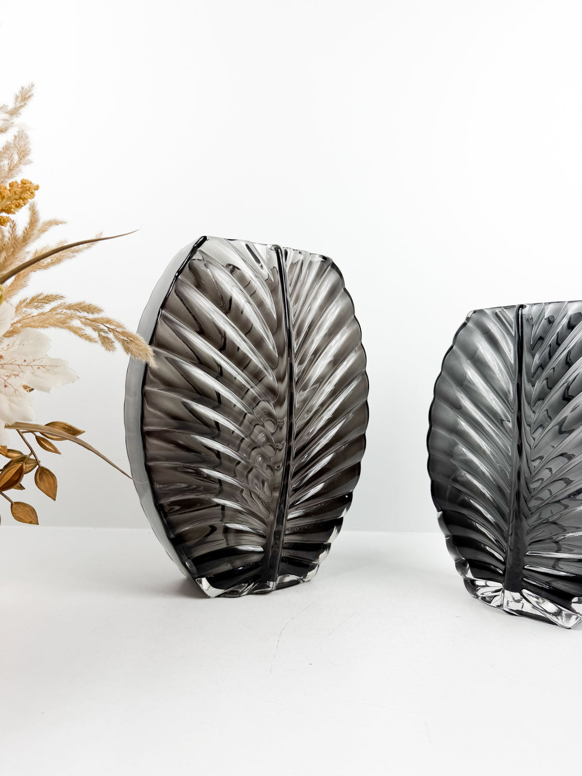 Duo de vases décoratifs gris sculptés en forme de feuille .