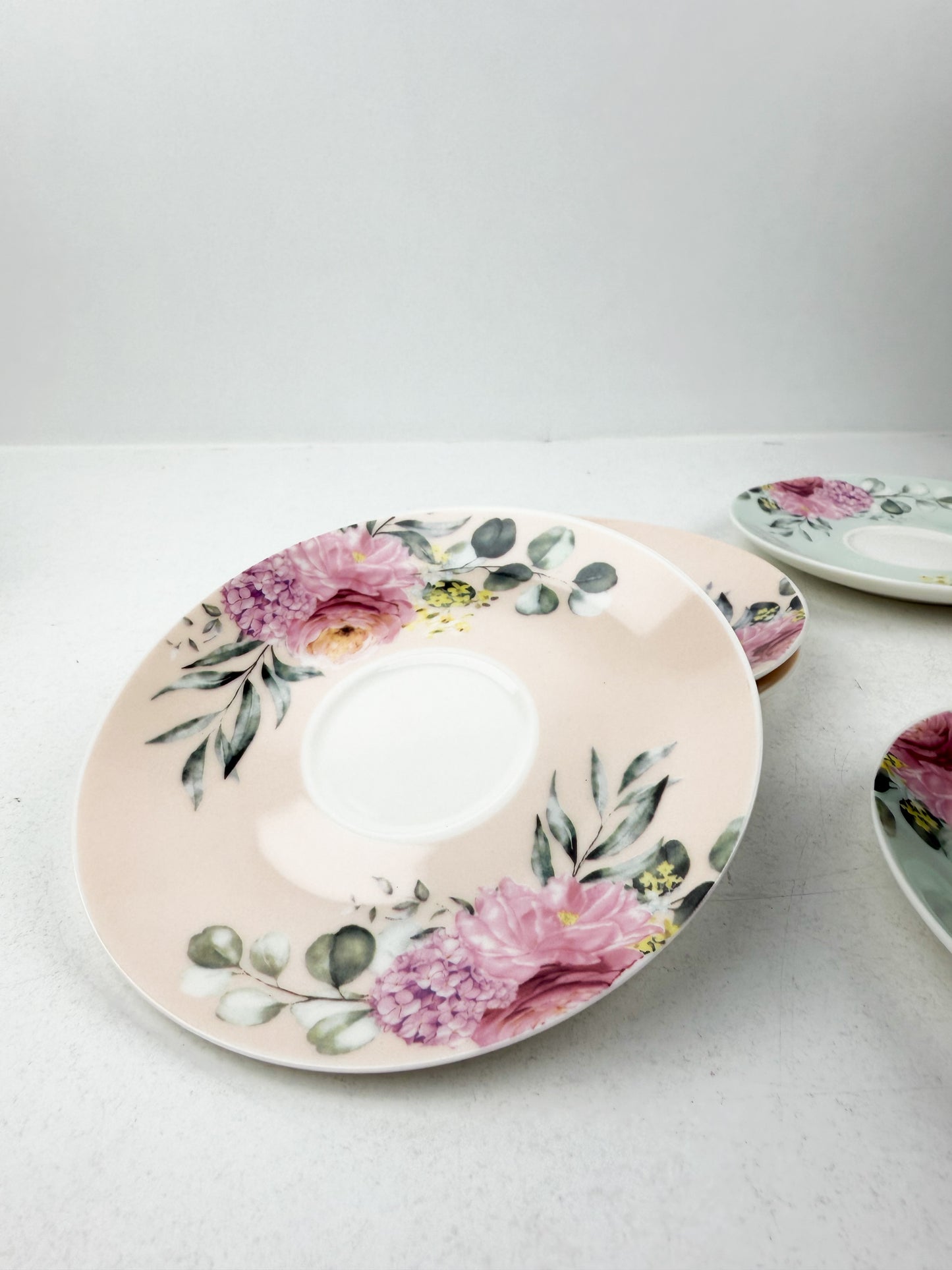 Ensemble élégant de six tasses à espresso de leurs sous-tasses assorties, aux motifs floraux,