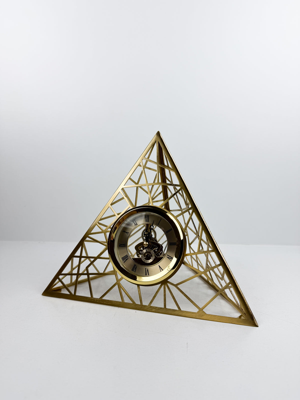 Horloge triangulaire au design géométrique épuré en métal doré
