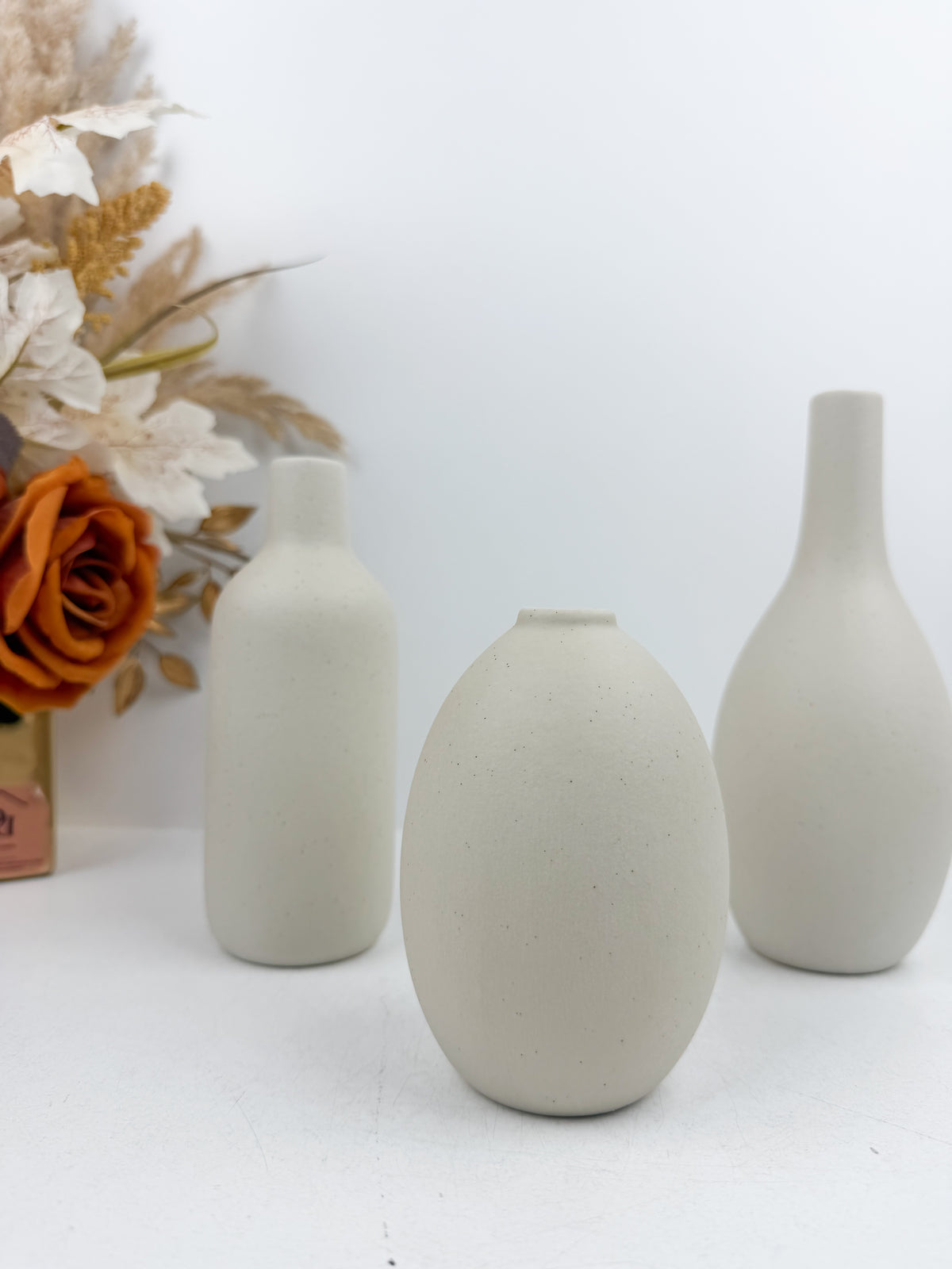 Ensemble de trois vases miniatures en céramique blanc pur.