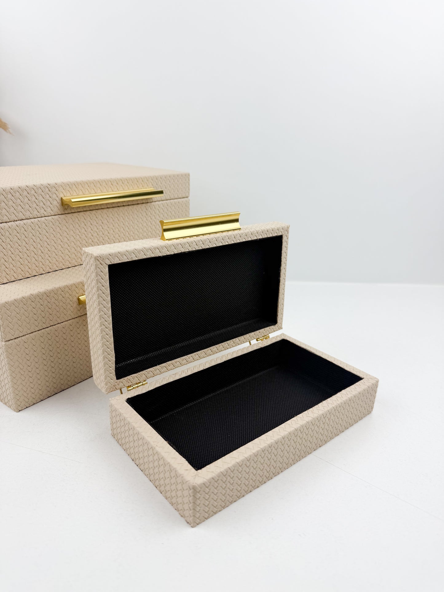 Trois boîtes de rangement superposables