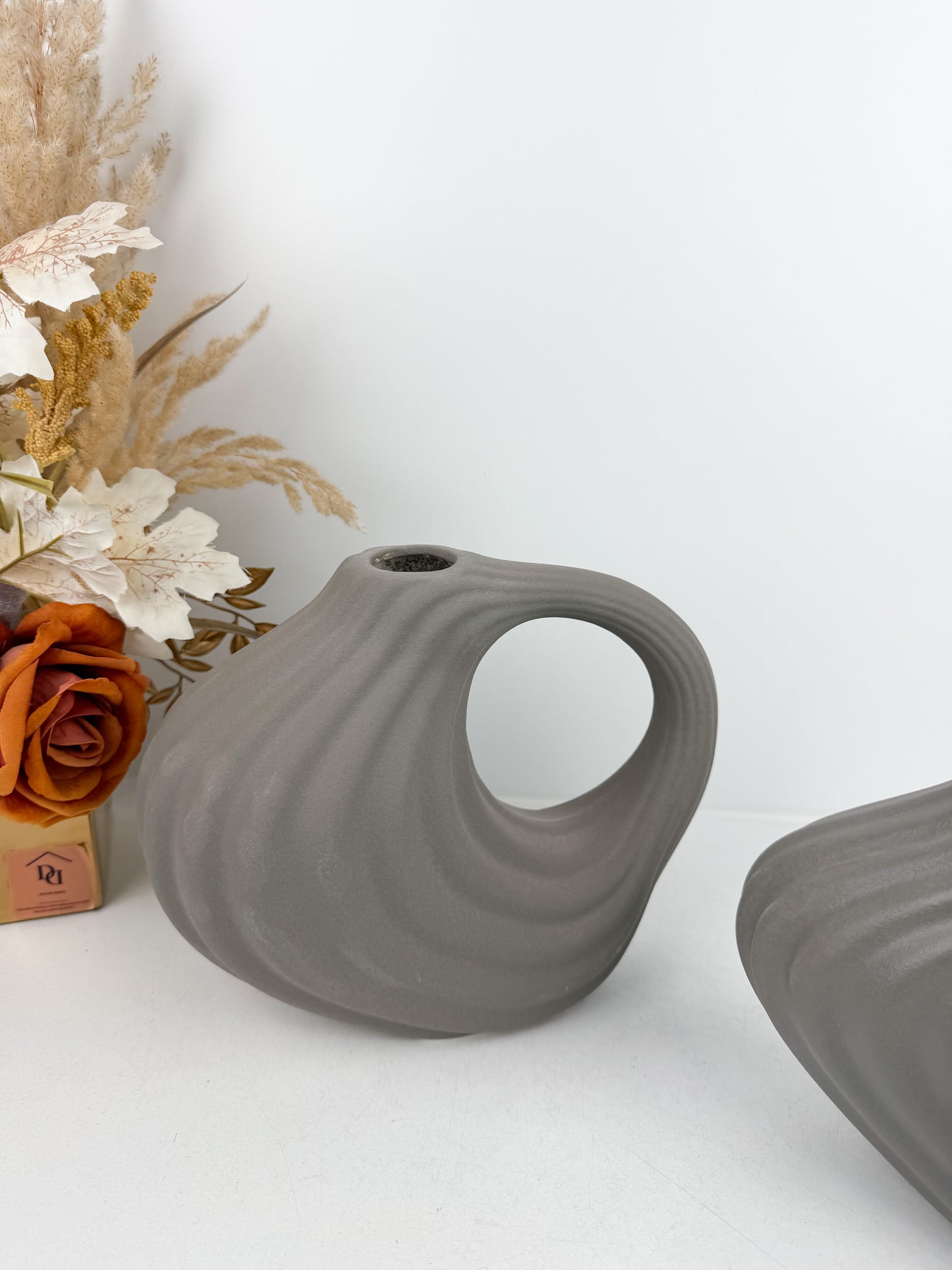 Duo de vases en céramique gris mat aux formes géométriques épurées
