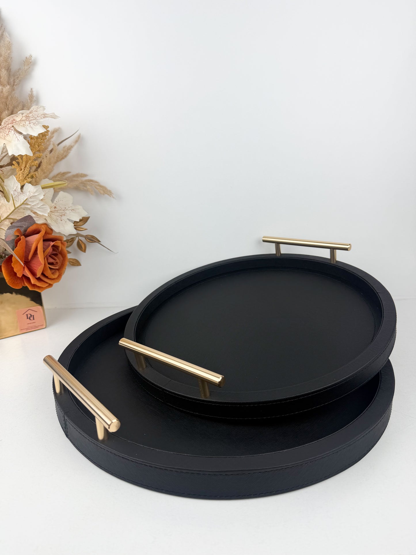 Ensemble de plateaux en cuir avec poignées en métal texturé noir