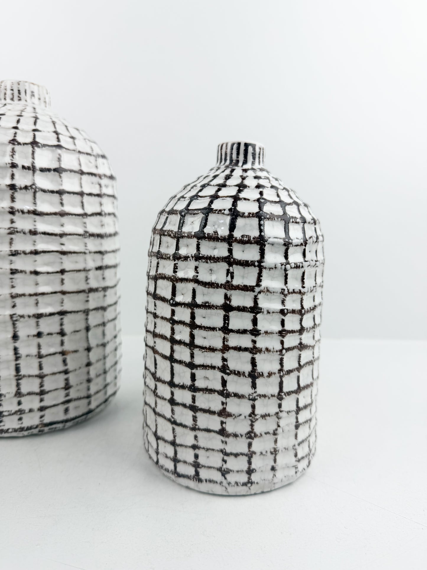 Duo de vases artisanal en céramique motif quadrillé noir et blanc