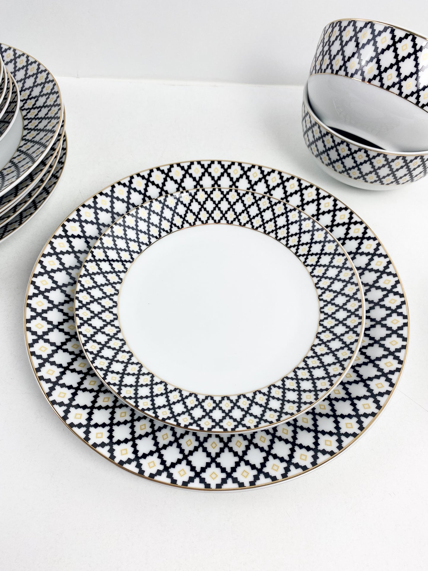 Service de table en porcelaine 18 pièces de haute qualité à bord doré, motif à carreaux géométriques noir