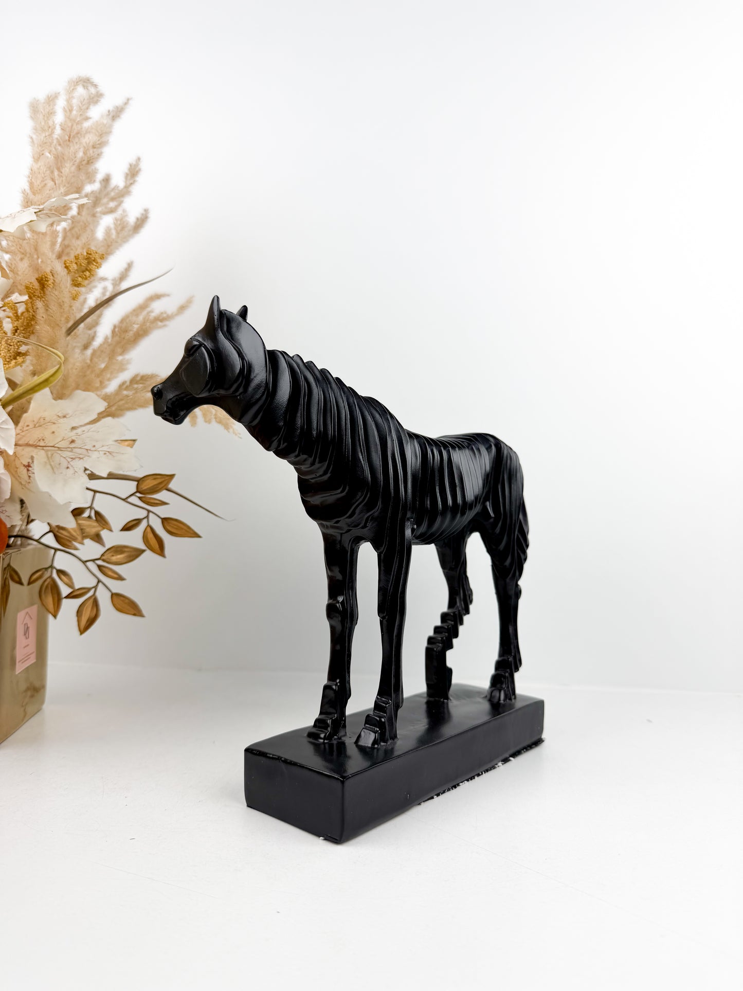 Sculpture représentant un cheval noir au design contemporain