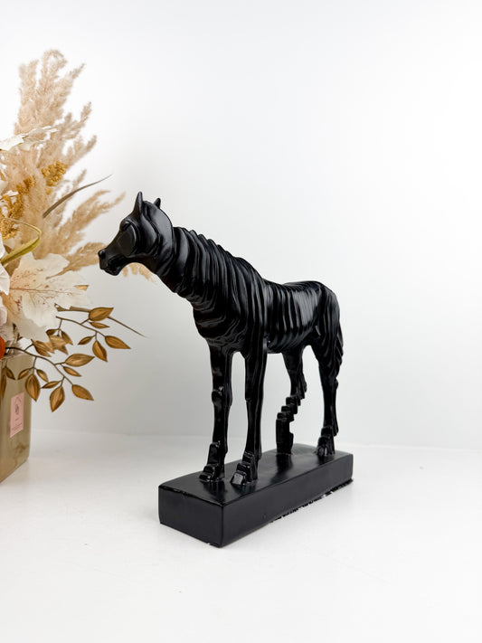Sculpture représentant un cheval noir au design contemporain