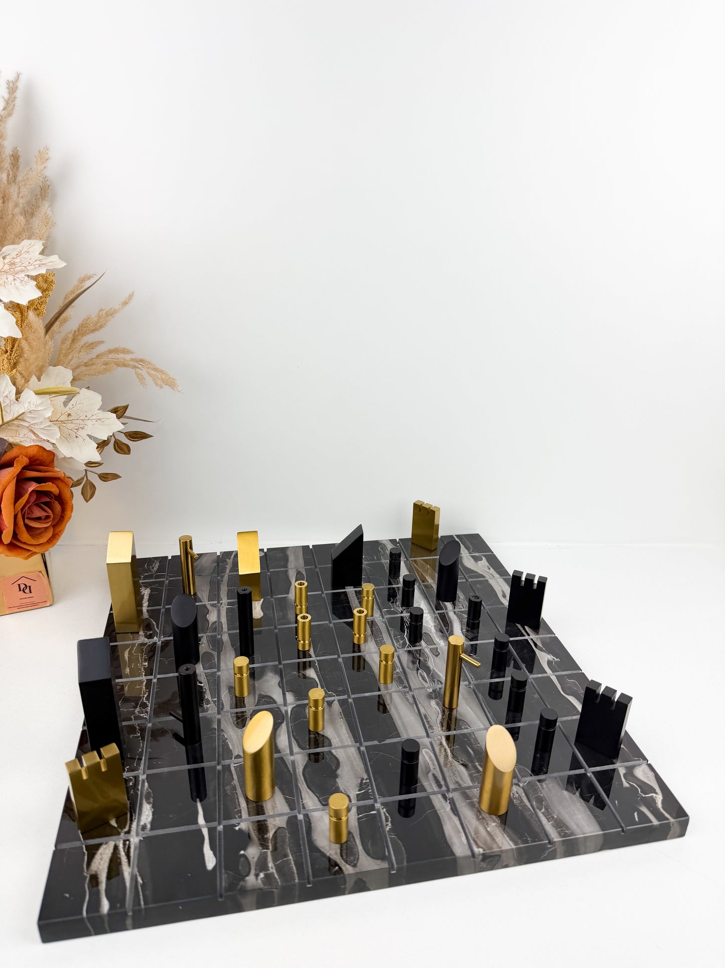 Jeu d'échecs décoratif au design moderne avec un quadrillage gravé
