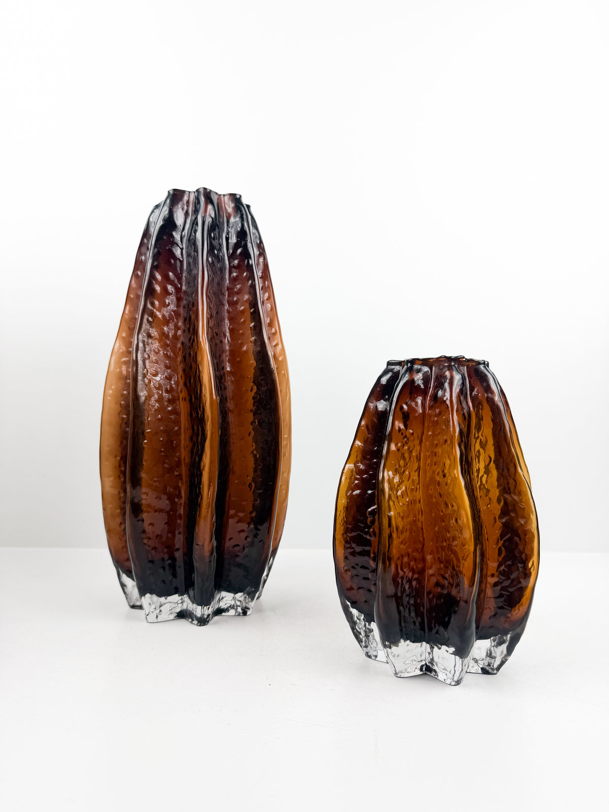 Duo de vases aux superbes reflets ambrés et texturés.