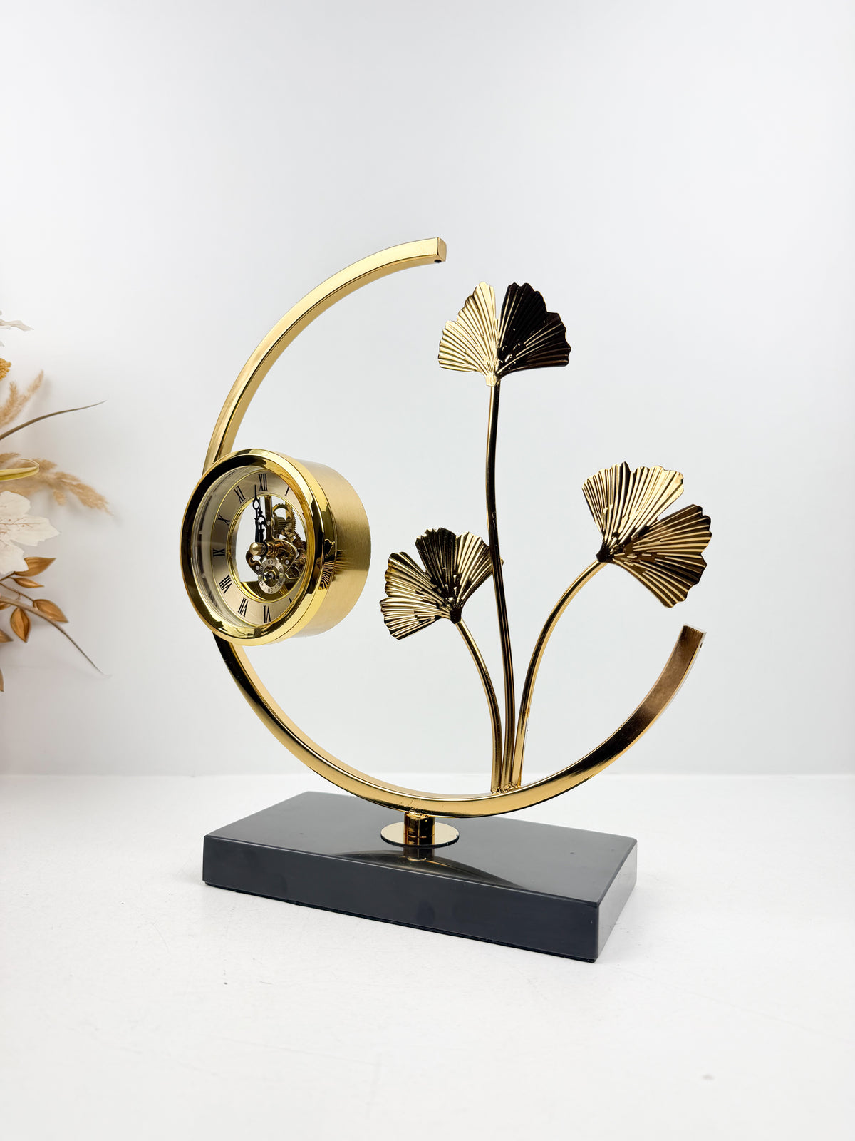 Horloge de table sculpturale en métal doré.