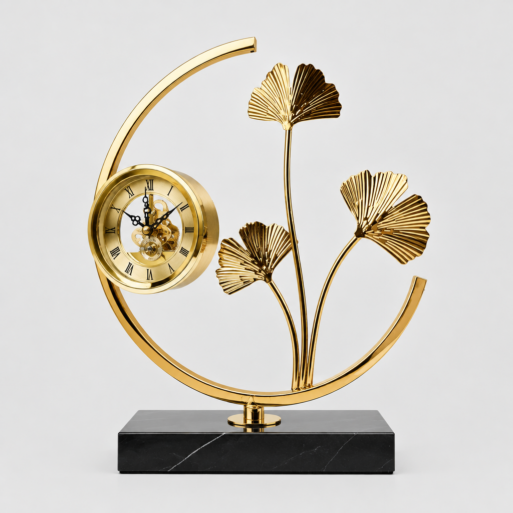 Horloge de table sculpturale en métal doré.