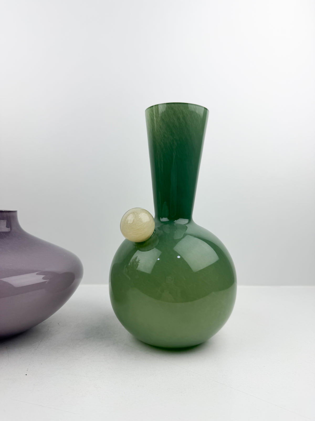 Duo de vases décoratifs au design sculptural violet et vert Olive.