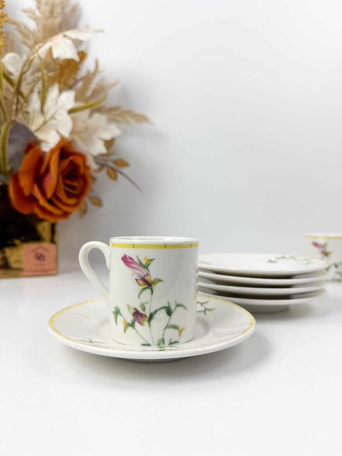 Ensemble de six tasses à espresso avec sous-tasses aux motifs florales