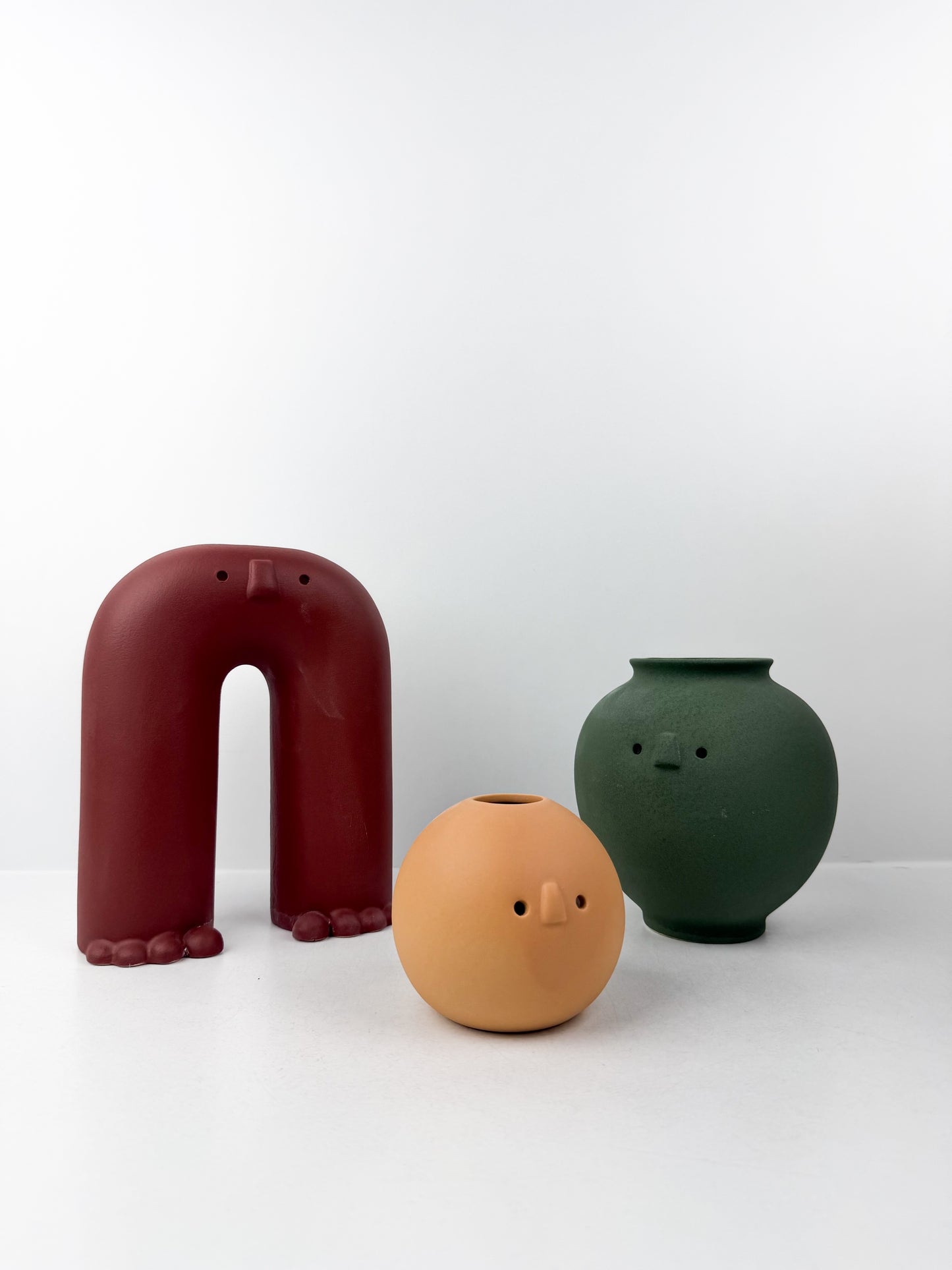 Trio de vases en céramique aux formes organiques et expressives