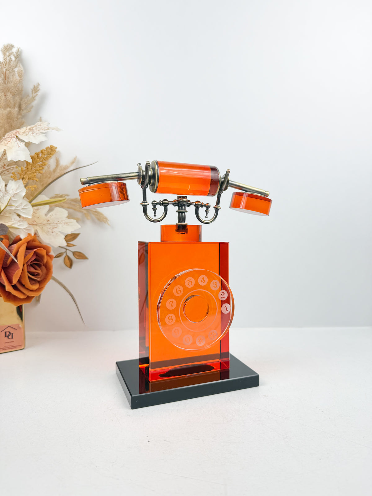 Téléphone vintage sculptural en cristal ambré.