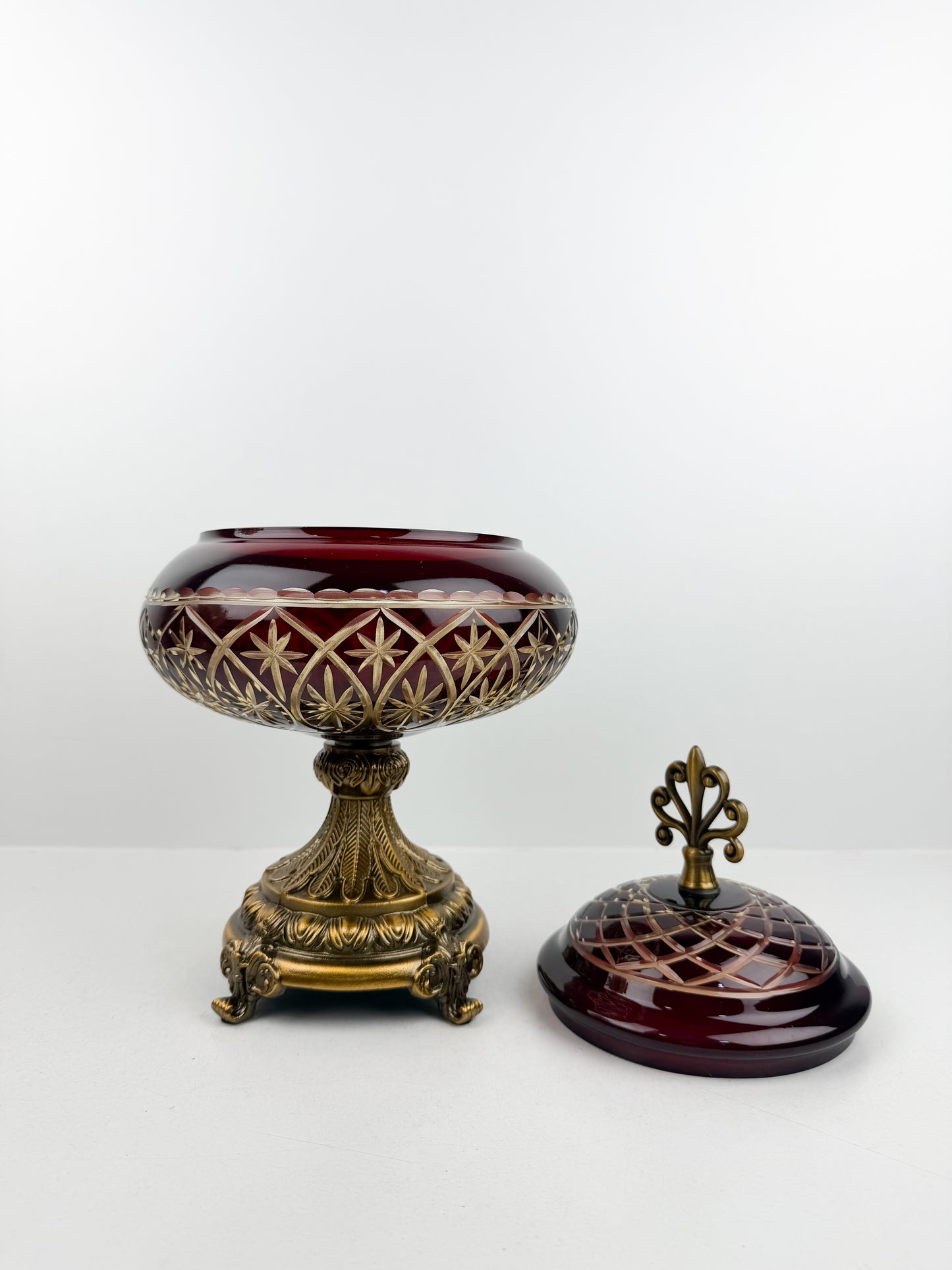 Bonbonnière décorative rouge rubis sur pied en bronze massif