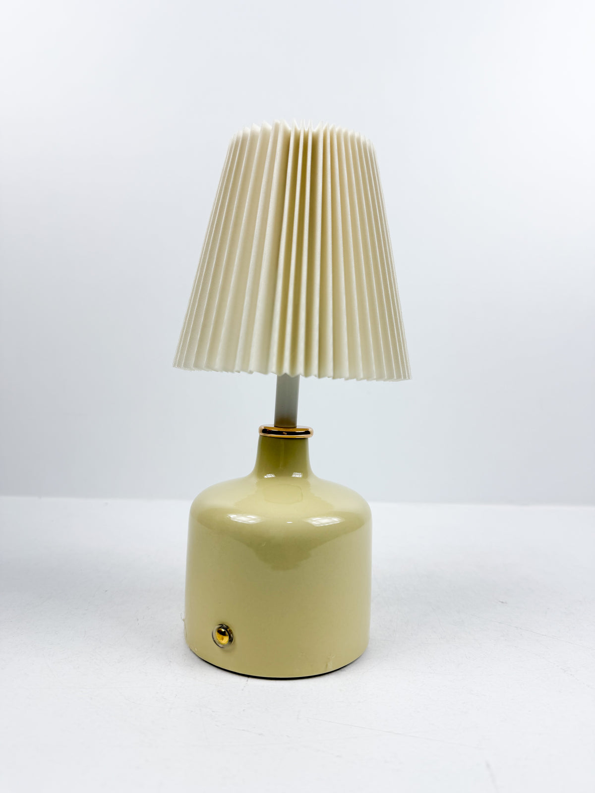 Lampe à poser sans fil rechargeable de pied céramique élégant.