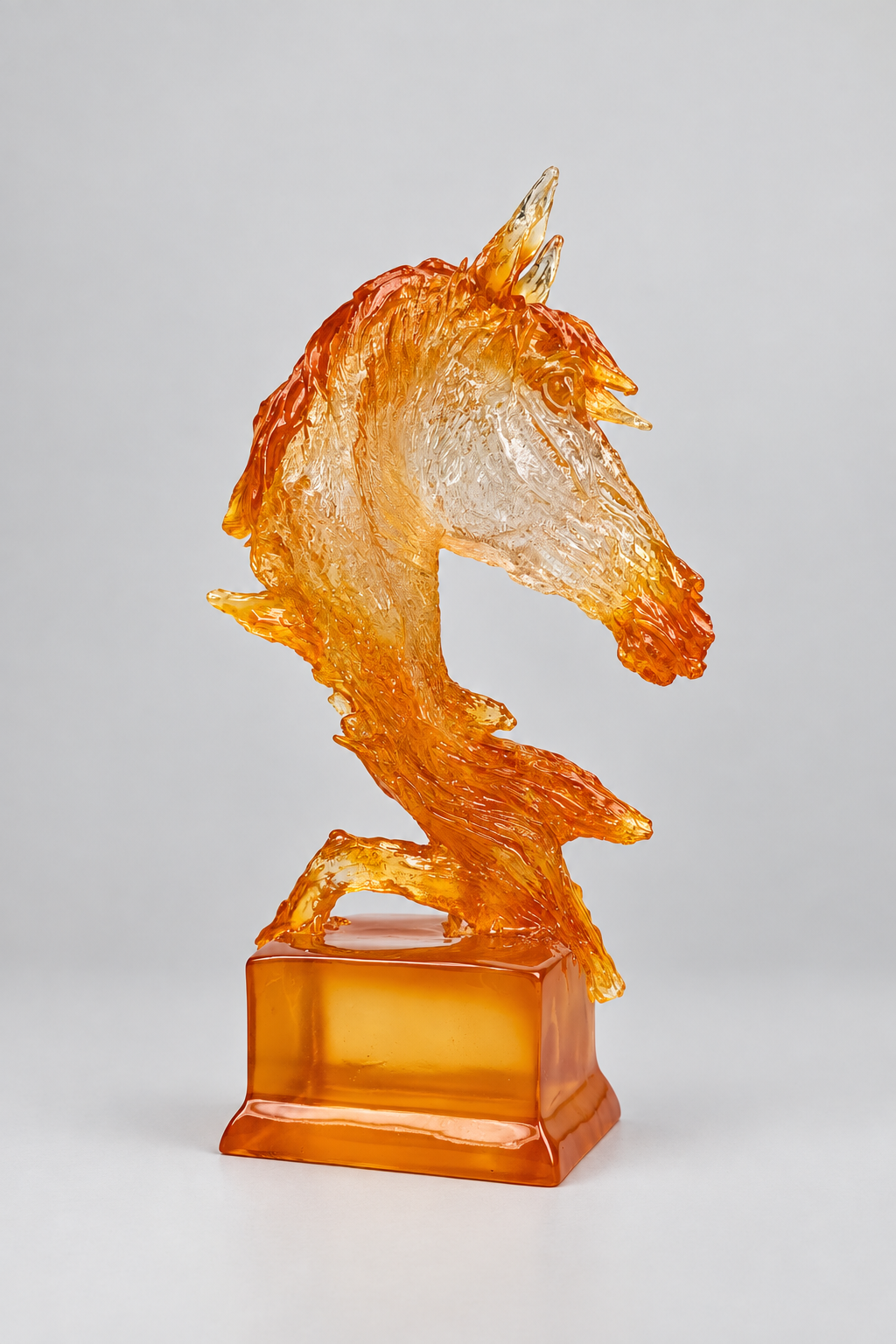 Sculpture tête de cheval en résine ambrée.