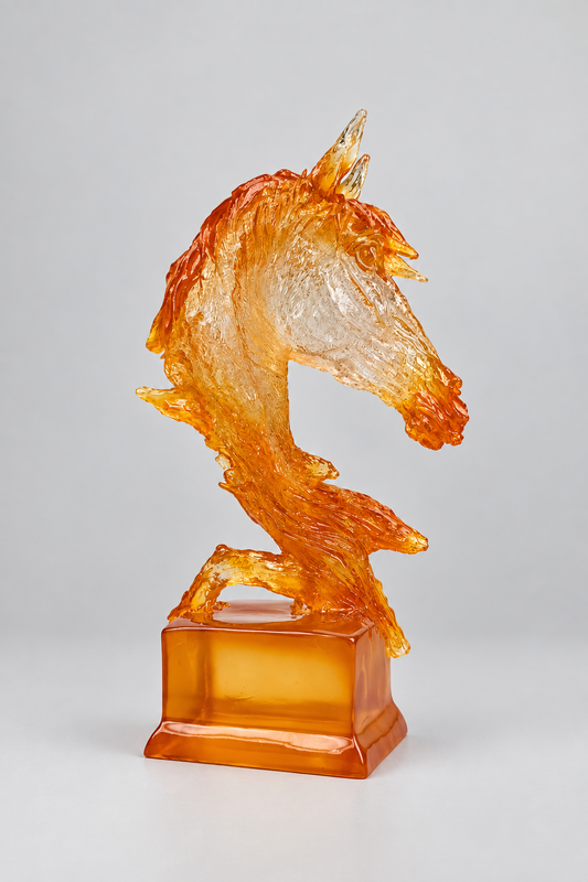 Sculpture tête de cheval en résine ambrée.