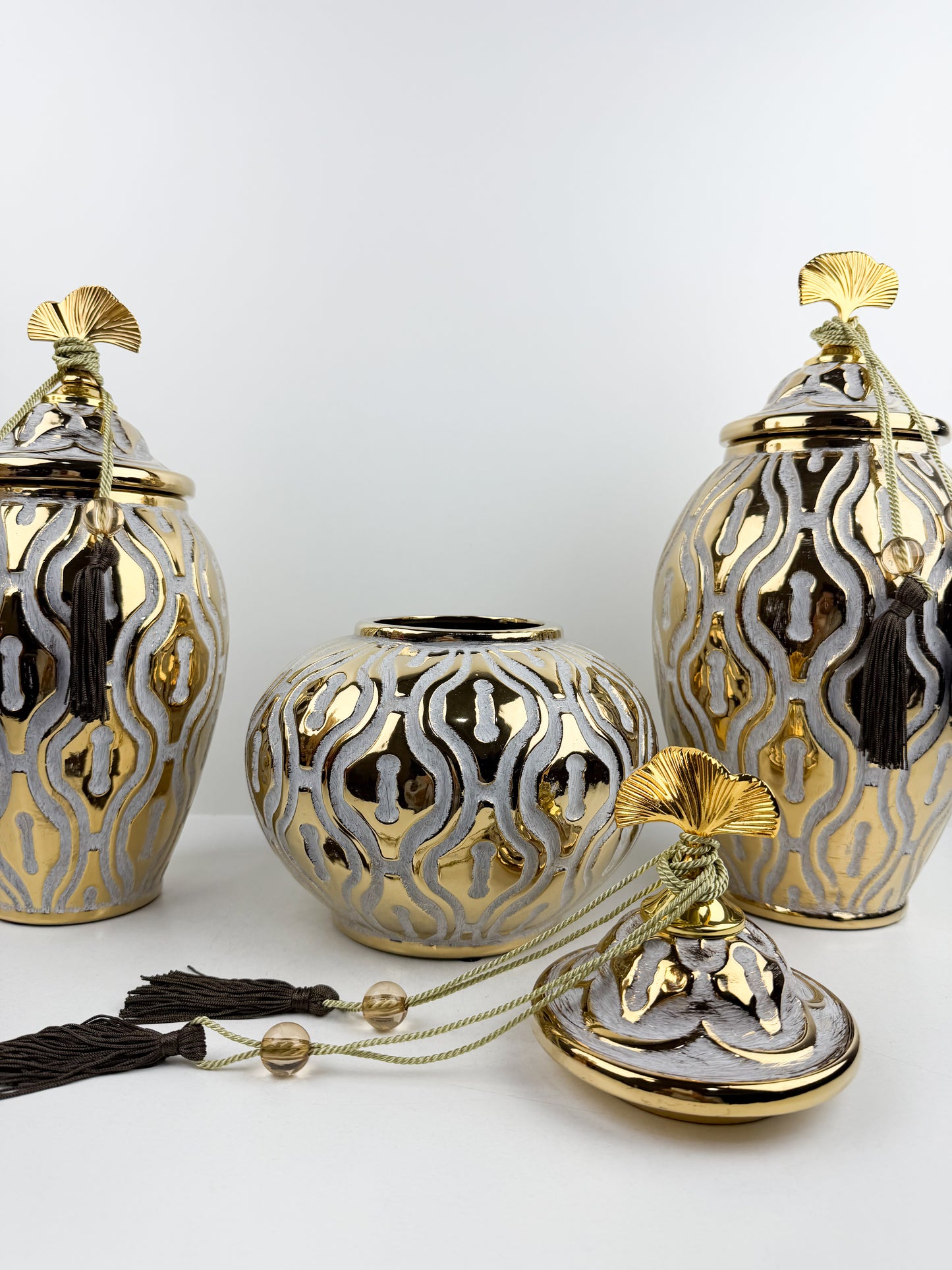Trio de vases en céramique royale aux motifs floraux dorés