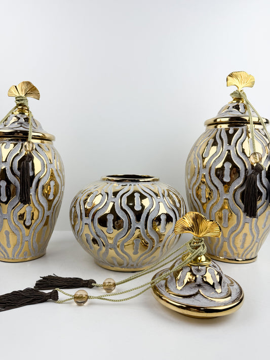 Trio de vases en céramique royale aux motifs floraux dorés