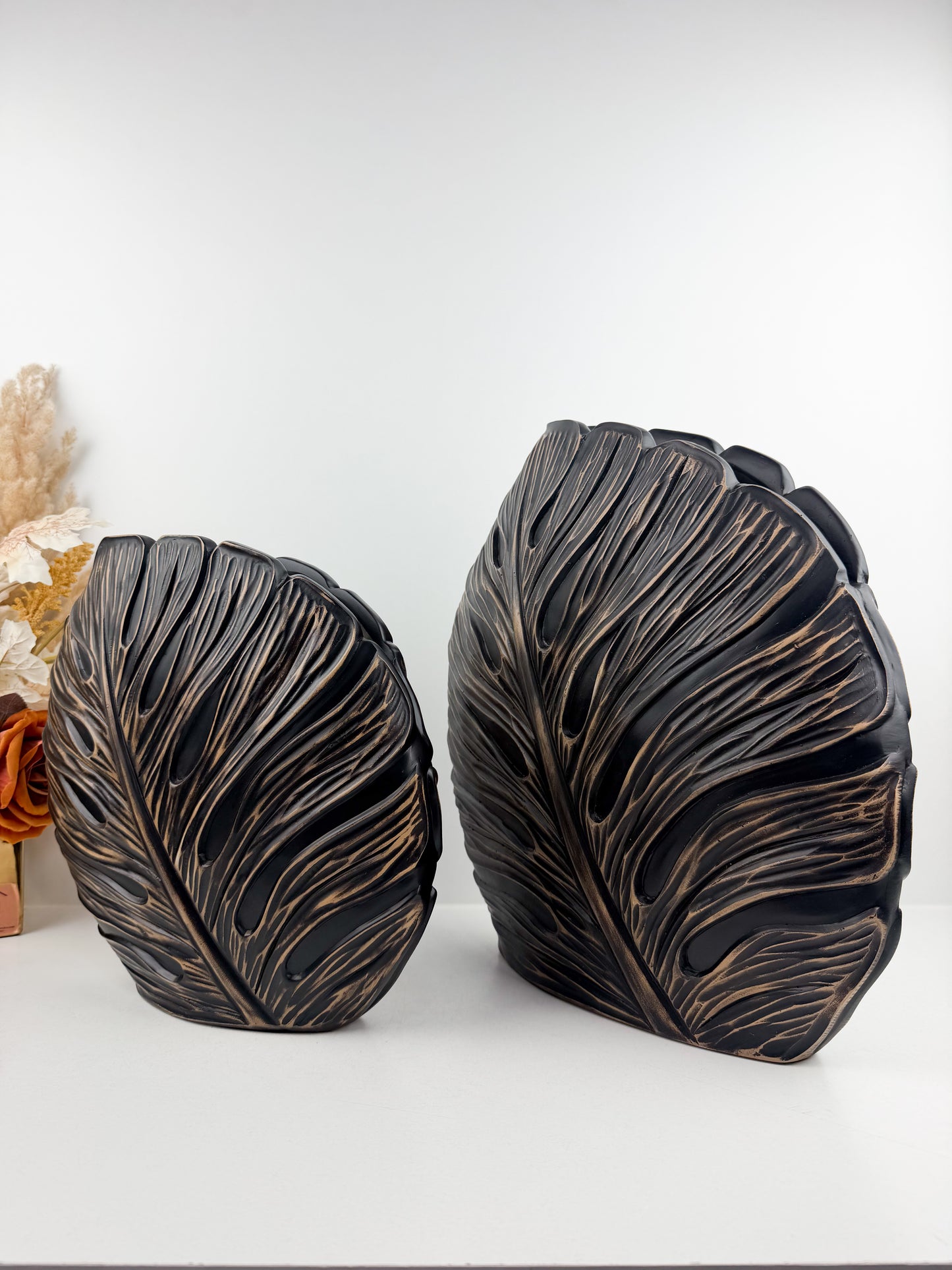 Duo de vases en résine aux formes élégantes inspirées de plumes