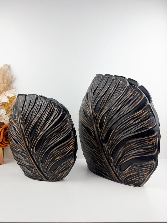 Duo de vases en résine aux formes élégantes inspirées de plumes