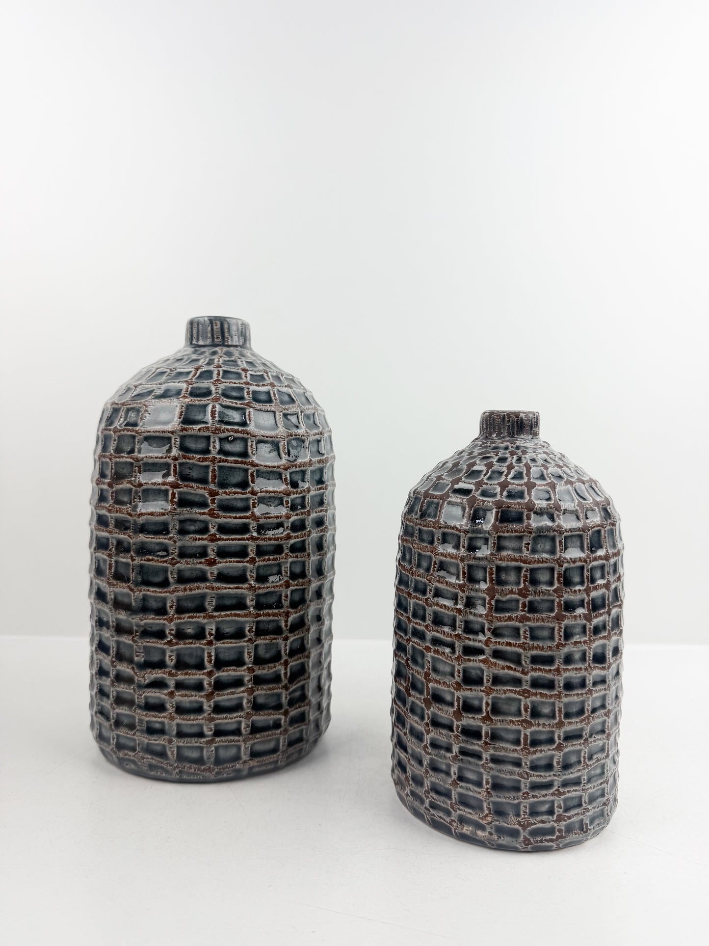 Duo de vases artisanal en céramique motif quadrillé en bleu.
