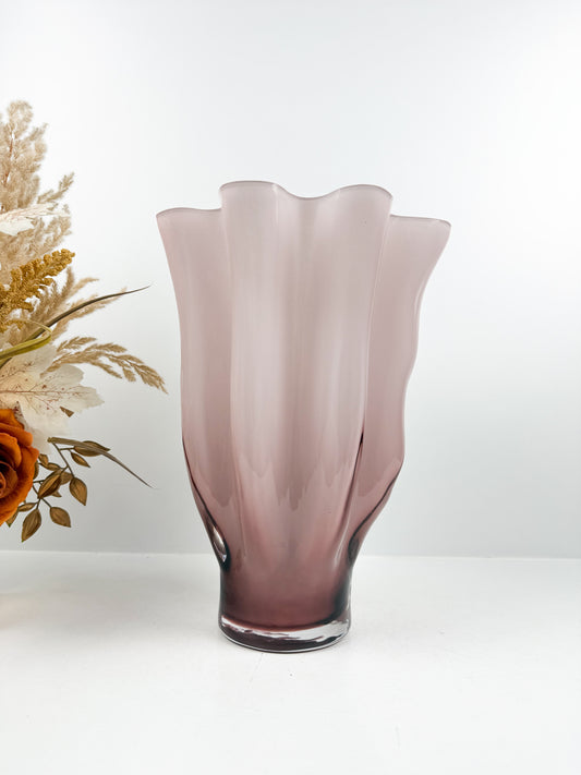 Vase décoratif sculpté rose aux bords ondulés et motifs plissés.