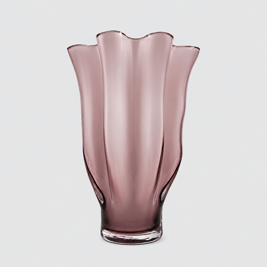 Vase décoratif sculpté rose aux bords ondulés et motifs plissés.