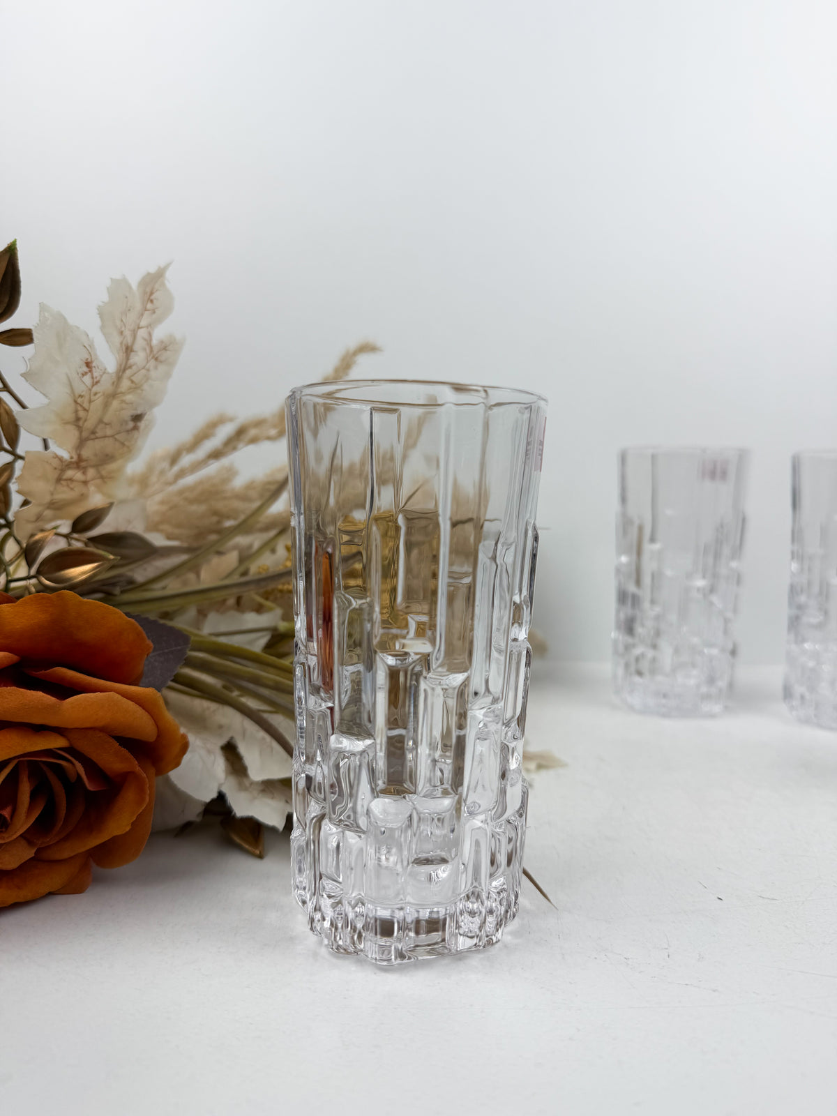 Six verres transparents ciselés en verre texturé à motifs géométriques en relief.