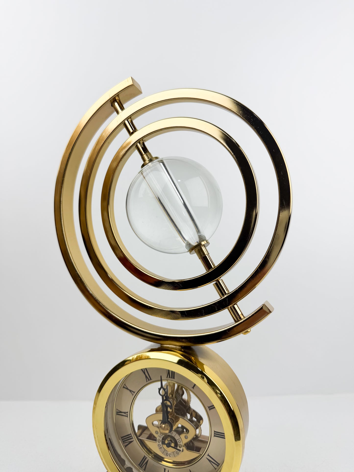 Horloge de table décorative luxueuse au design sphère sophistiqué
