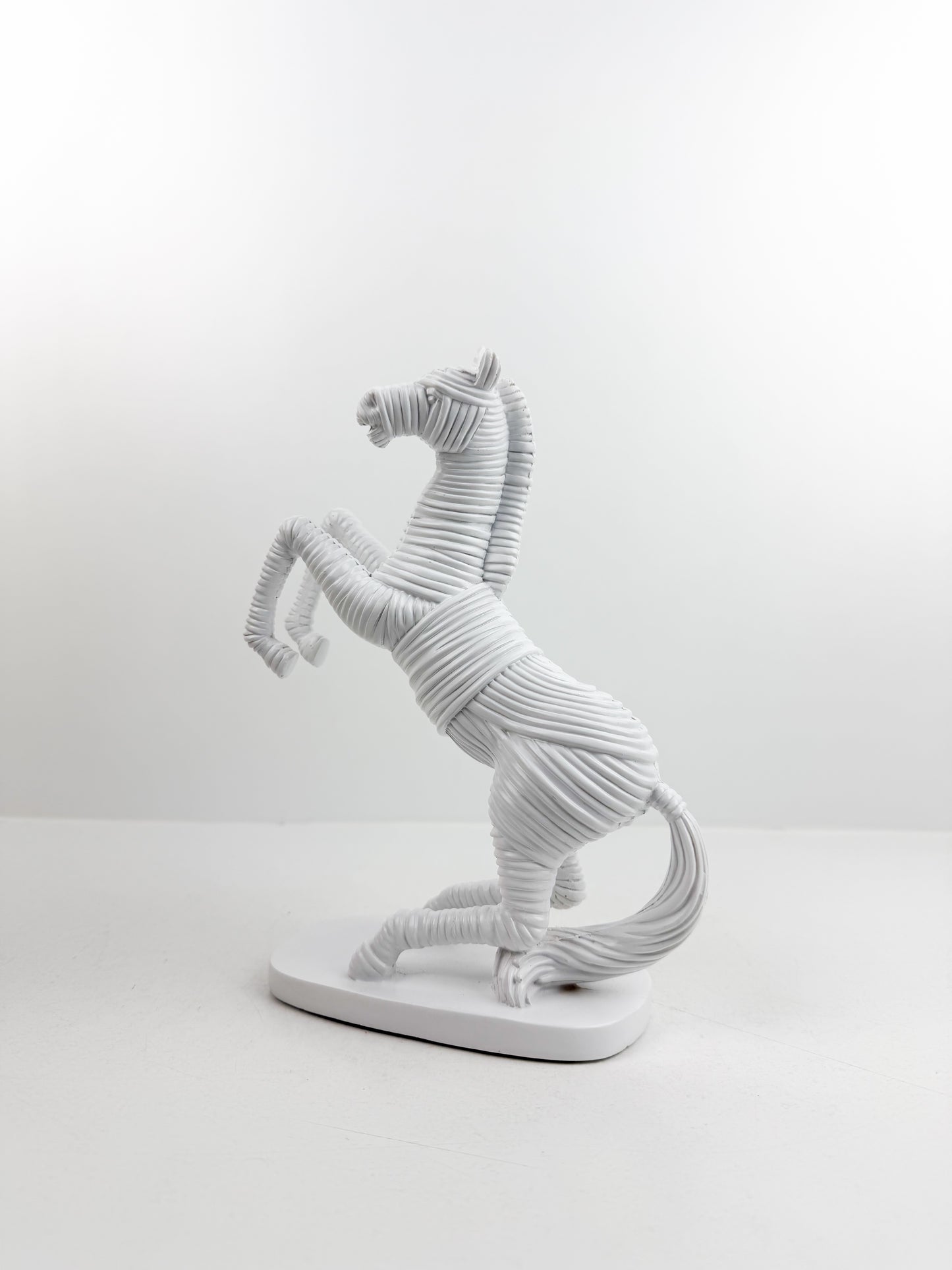 Sculpture de cheval blanc au style moderne