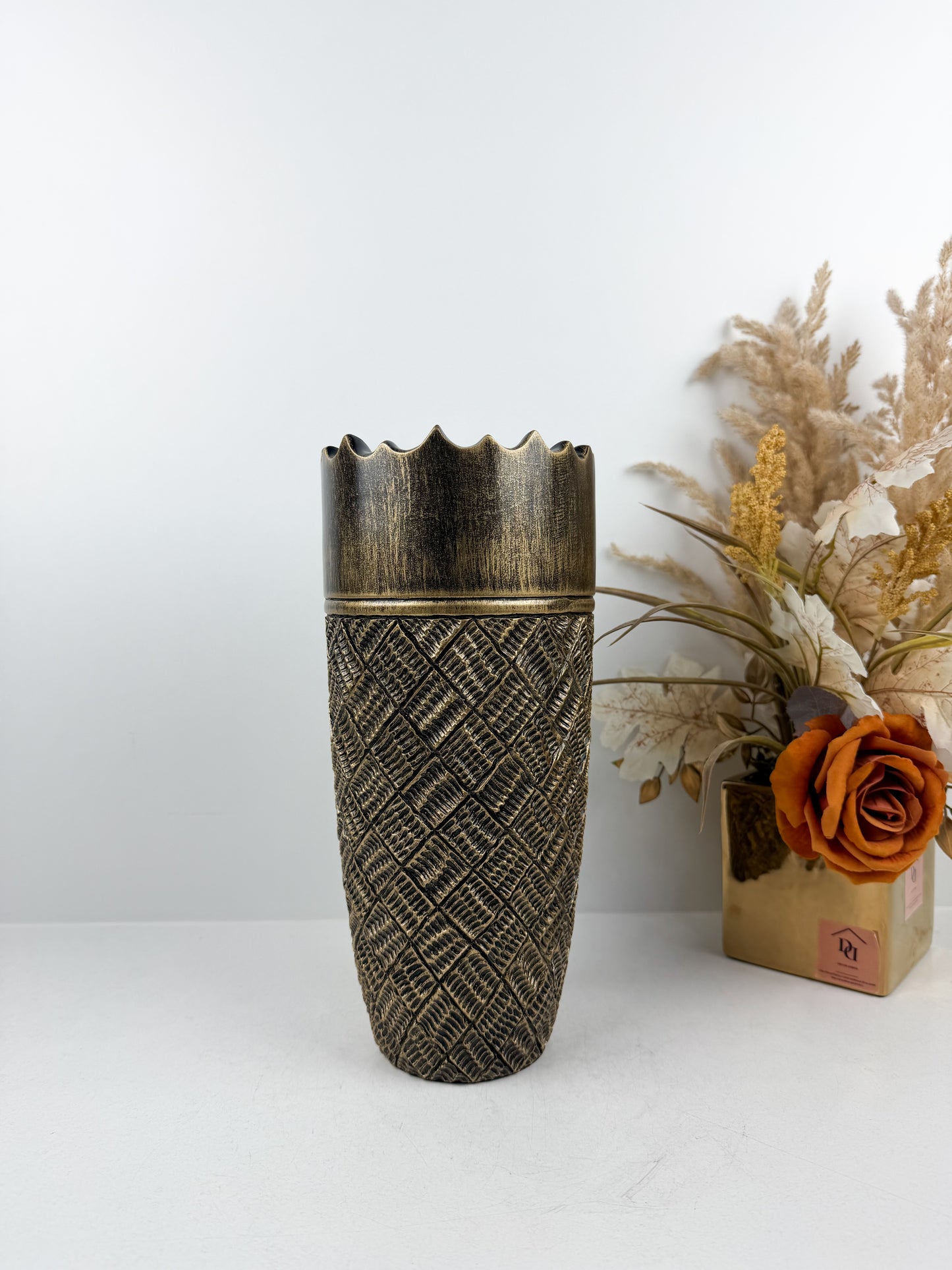 Vase en résine noir aux motifs dorés
