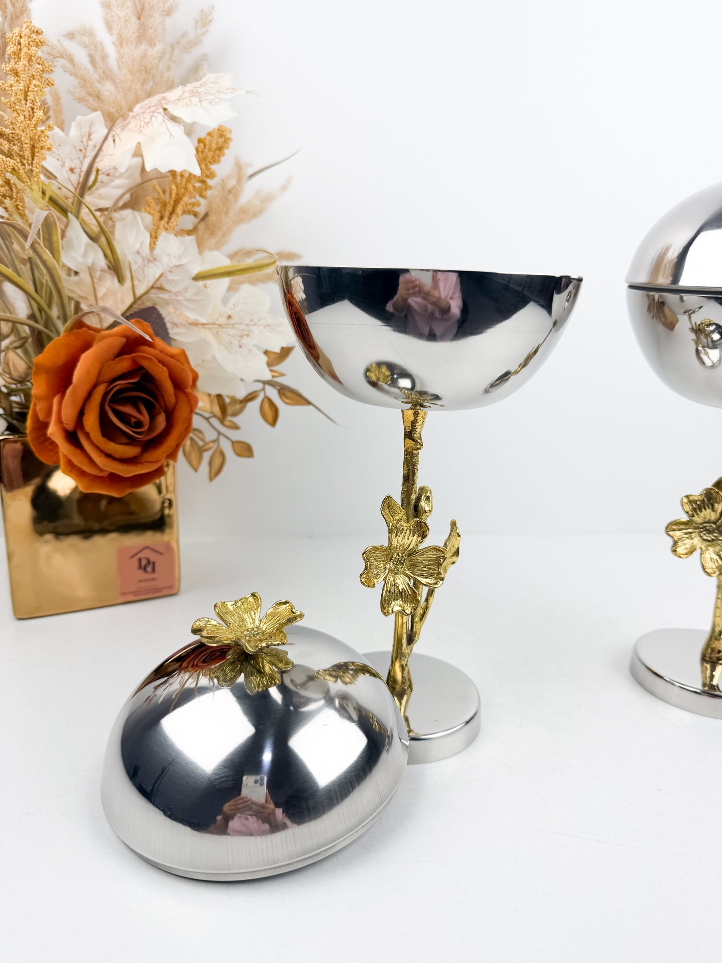 Duo d'encensoirs en métal argenté aux finitions florales