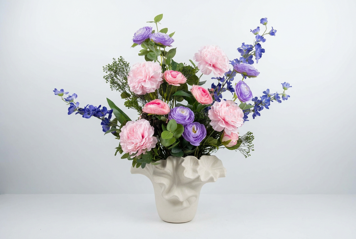 Fleurs artificielles présenté dans un original vase design sculpté en céramique à relief.
