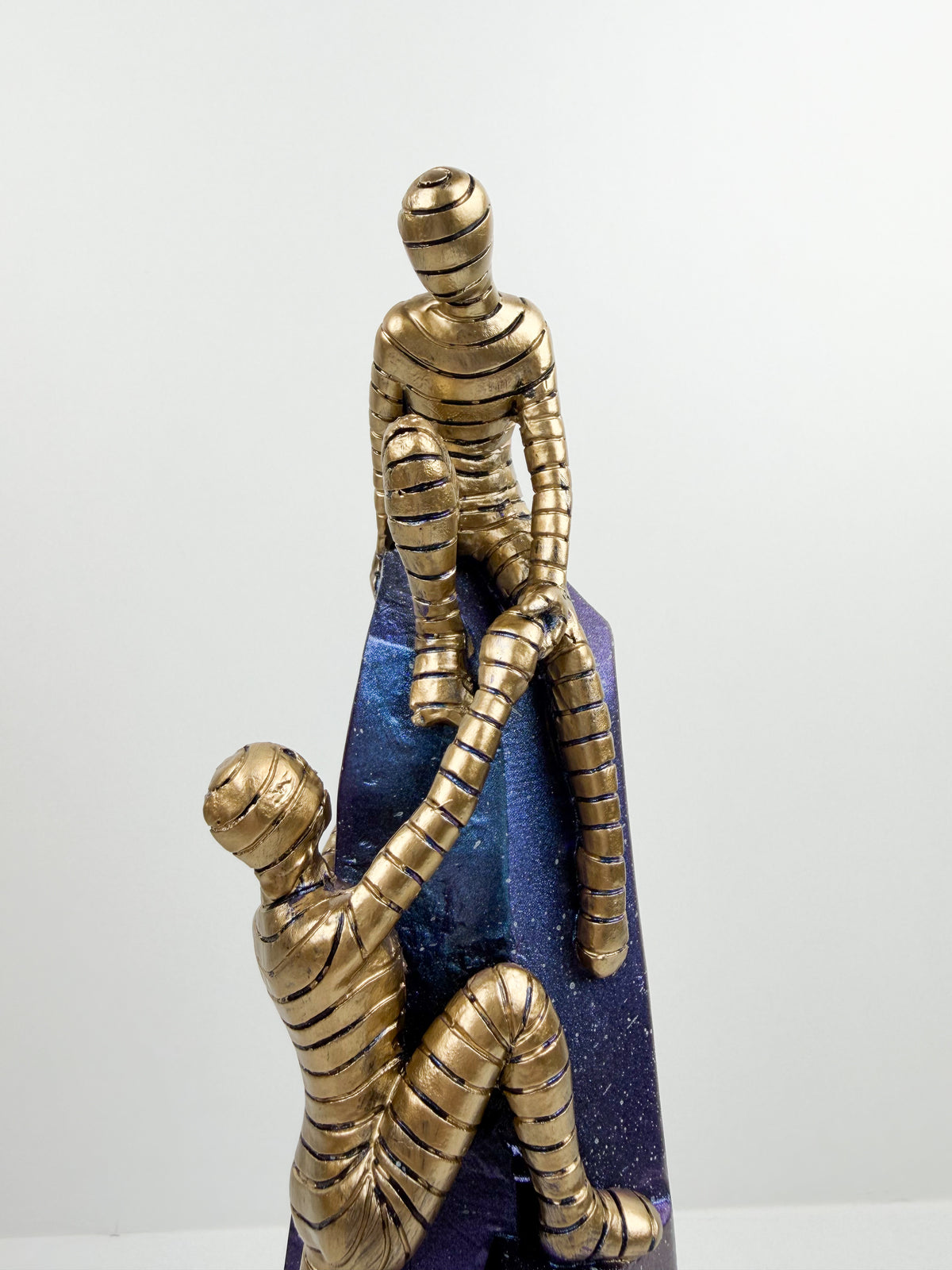 Statuette Décorative Sculpturale inspire par la force symbolique et l'élégance contemporaine.
