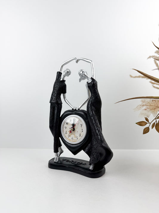 Horloge élégante ornée d'un couple décoratif intemporel