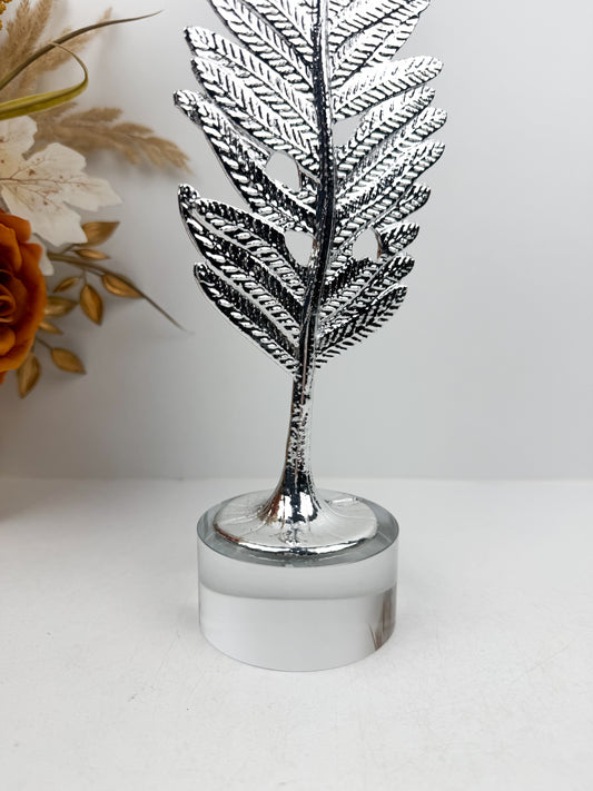 Sculpture décorative en métal représentant une plume argenté élégante