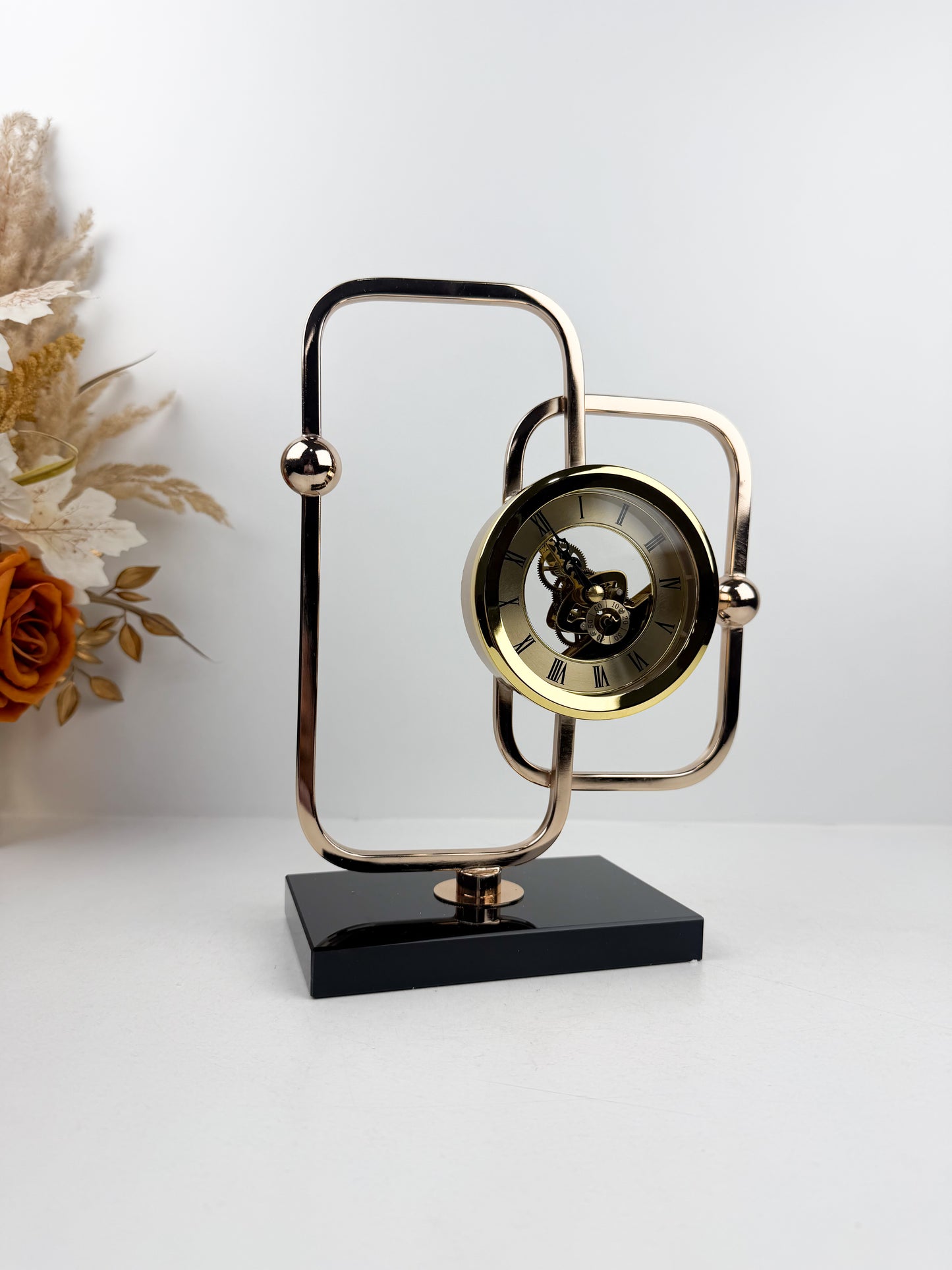 Horloge décoratif de luxe au design épuré et intemporel.