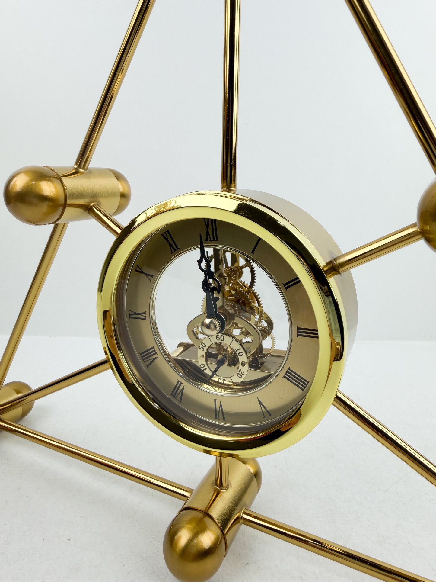 Horloge triangulaire mécanique en métal doré