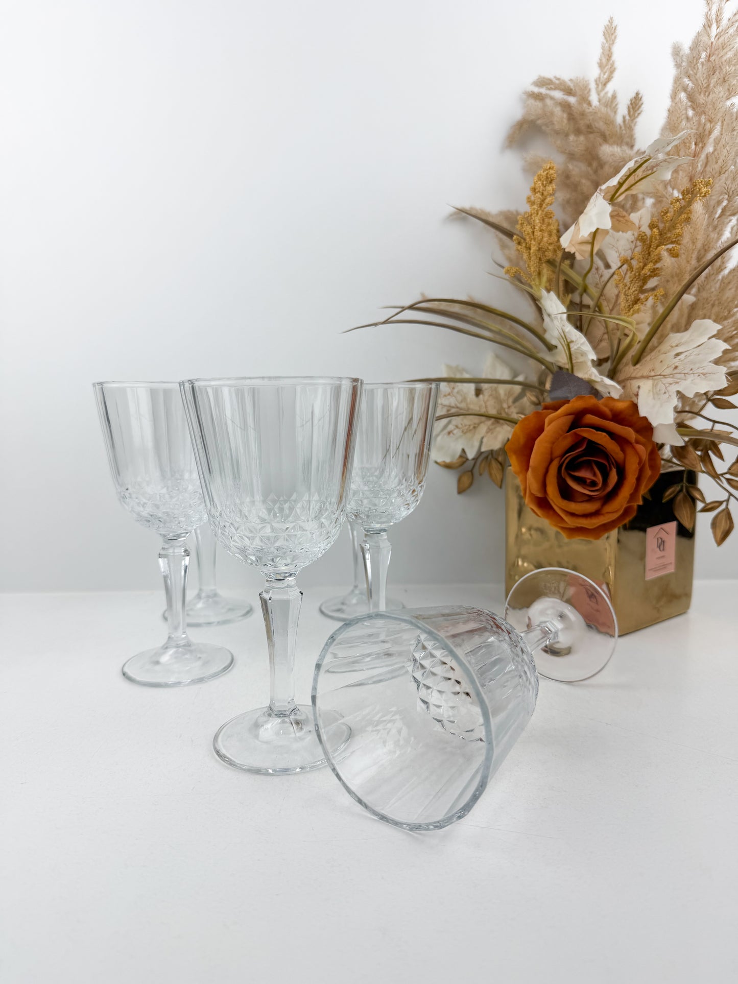 Six verres avec pied à jus