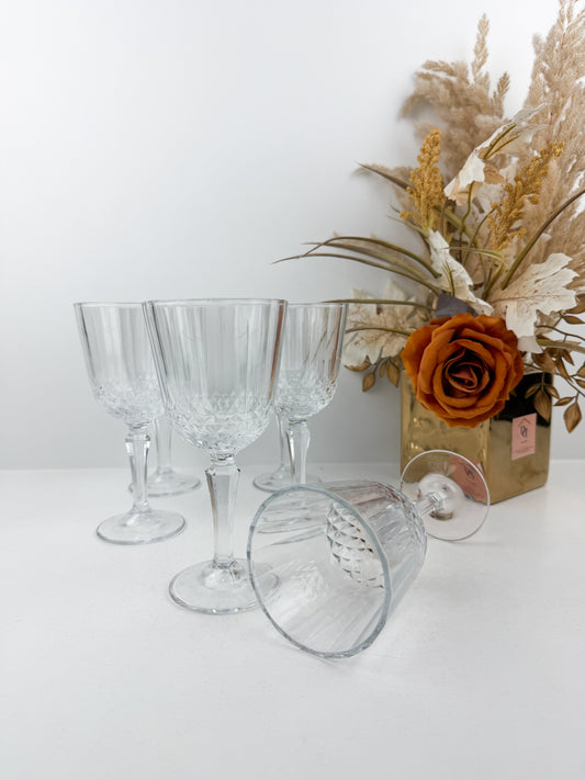 Six verres avec pied à jus