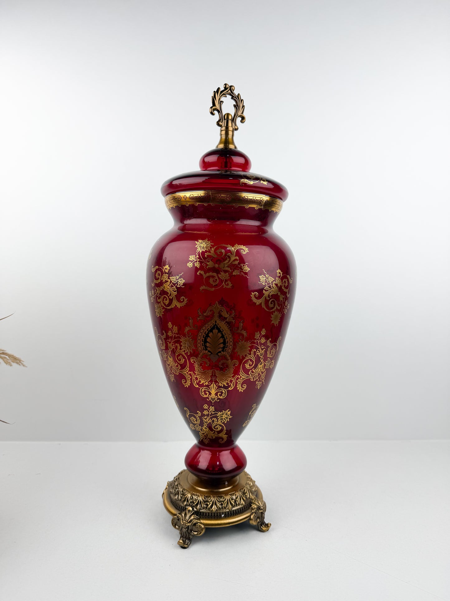 Vase couvert  en cristal Rouge d'une élégance intemporelle